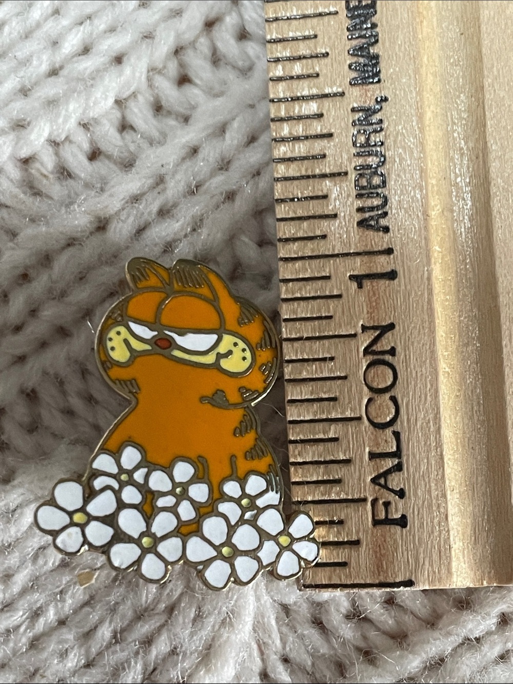Vtg 1978 Garfield in daisies enamel lapel pin.
